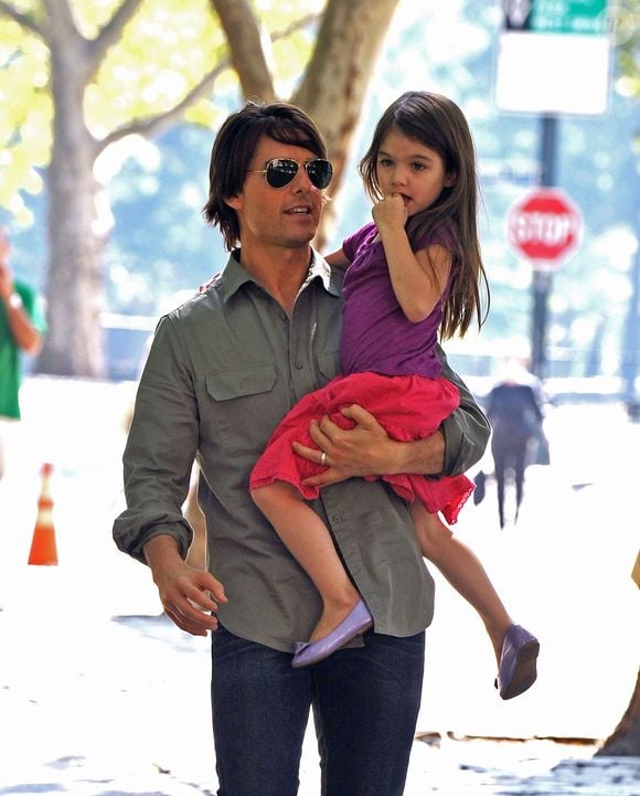 Segundo o Page Six, a decisão de retirar o sobrenome Cruise acontece após mais de uma década de especulações sobre o distanciamento entre Tom Cruise e a filha desde a separação de Katie Holmes, em 2012