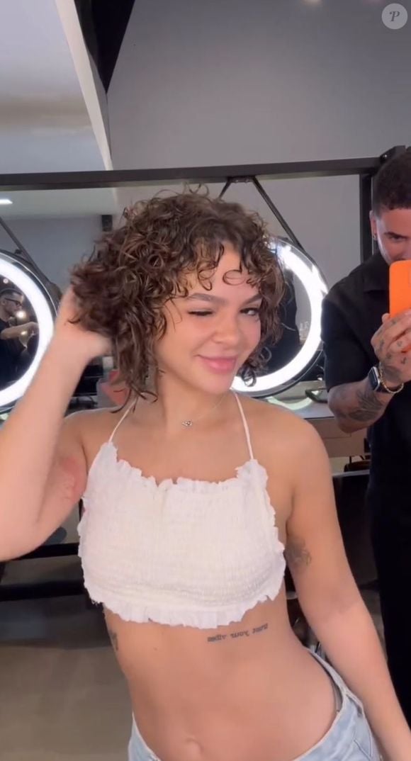 Pequenas escolhas no corte de cabelo podem fazer grande diferença na aparência. Veja os estilos que podem acrescentar anos ao visual e quais opções favorecem um efeito mais jovial