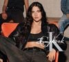 A modelo brasileira Rafaella Consentino, de 31 anos, foi escolhida para estrelar a primeira coleção assinada por Jung Kook em parceria com a Calvin Klein. Natural de Santos, ela divide a campanha global com um dos maiores nomes do BTS e reforça sua posição entre os destaques da moda internacional