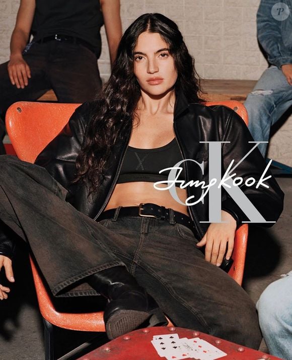 A modelo brasileira Rafaella Consentino, de 31 anos, foi escolhida para estrelar a primeira coleção assinada por Jung Kook em parceria com a Calvin Klein. Natural de Santos, ela divide a campanha global com um dos maiores nomes do BTS e reforça sua posição entre os destaques da moda internacional