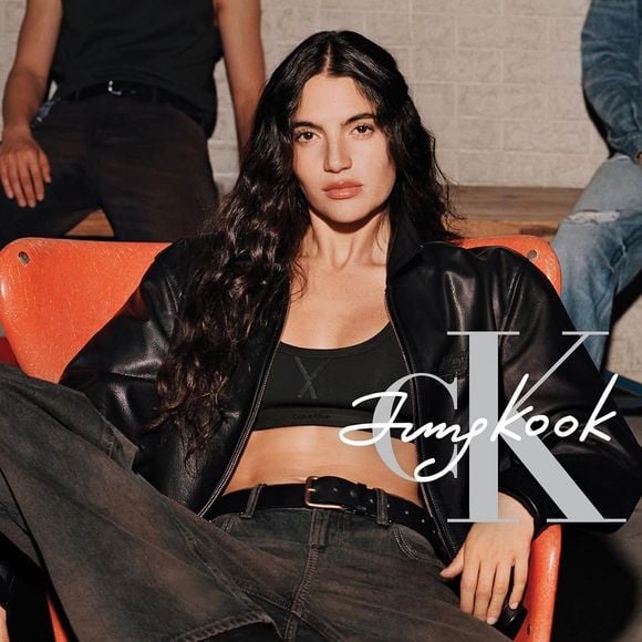 A modelo brasileira Rafaella Consentino, de 31 anos, foi escolhida para estrelar a primeira coleção assinada por Jung Kook em parceria com a Calvin Klein. Natural de Santos, ela divide a campanha global com um dos maiores nomes do BTS e reforça sua posição entre os destaques da moda internacional