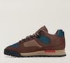 Desde a sua concepção, os tênis Grisedale SPZL revivem o espírito do calçado clássico de montanha com ganchos de metal para os cadarços, couro macio e camurça em tons terrosos e verdes suaves