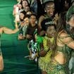 'É a melhor do mundo': Paolla Oliveira beija Iza ao receber coroa de Rainha de Bateria da Imperatriz Leopoldinense e leva web ao delírio com muito samba no pé; atriz retorna à Sapucaí após saída da Grande Rio