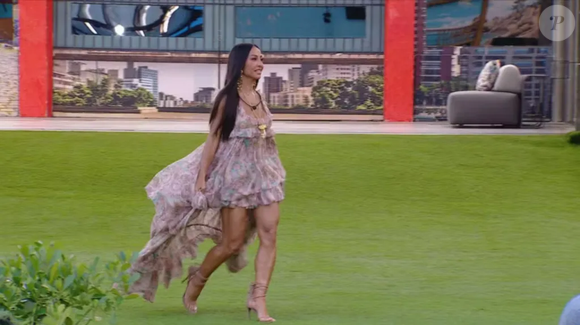 A parte frontal deixava as pernas em evidência, enquanto a cauda longa e volumosa flutuava com o vento, como se ela estivesse prestes a lançar um feitiço fashion no jardim do 'BBB'