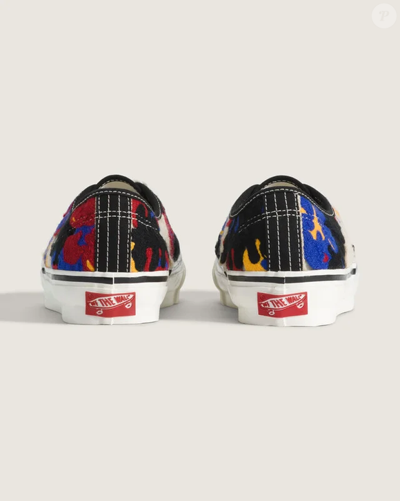 Já disponível no site oficial da Vans por R$ 699,99, o Authentic LX 'Floral Needlework' vem chamando atenção por unir o design icônico da marca a uma estampa bordada que desperta memórias afetivas e adiciona um toque artístico ao visual
