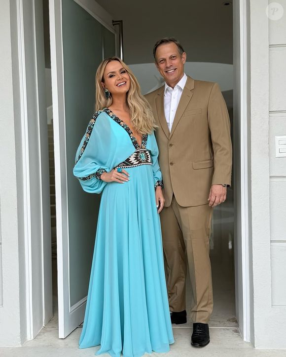 Eliana escolheu um vestido azul piscina com elementos da estética boho. A peça do Atelier Elisa Lima, que cria designs exclusivos feitos à mão e sob medida, foi feita  especialmente para a apresentadora