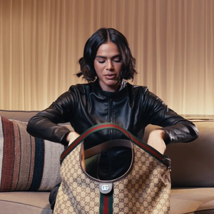 Bruna Marquezine revelou à Vogue Brasil o que carrega na bolsa da Gucci e mostrou uma Bíblia que ganhou de Shawn Mendes, além de livros, eletrônicos e itens inusitados