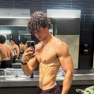 Victor Alexandre é o filho caçula de Carla Perez e Xanddy e faz sucesso na web com seu corpo aos 22 anos