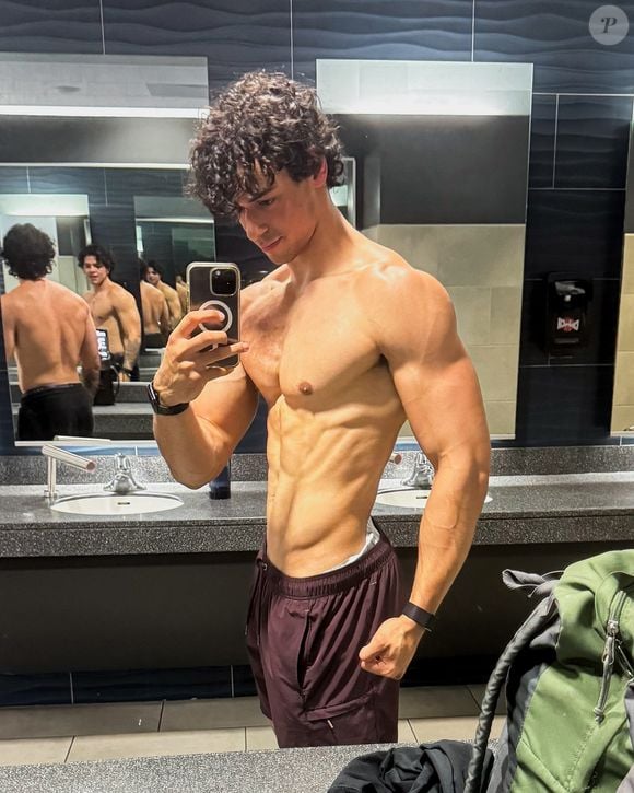 Victor Alexandre é o filho caçula de Carla Perez e Xanddy e faz sucesso na web com seu corpo aos 22 anos