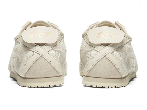 Lançada em 1949, a marca japonesa Onitsuka Tiger apresenta o MEXICO 66 em jacquard mesh e tom Birch, modelo que estava disponível por R$ 1.100,00 até o fechamento da matéria