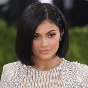 Kylie Jenner estava com os lábios bem volumosos quando, em 2018, resolveu retirar os preenchimentos