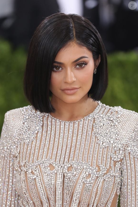 Kylie Jenner estava com os lábios bem volumosos quando, em 2018, resolveu retirar os preenchimentos