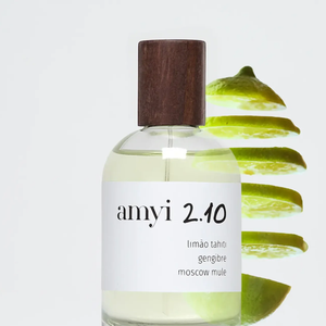 Inspirado na bebida Moscow Mule, o Amyi 2.10 foi criado pelo perfumista Samuel Moraes, que trabalhou o contraste entre a refrescância do limão tahiti e a intensidade cremosa do gengibre e do cardamomo na composição