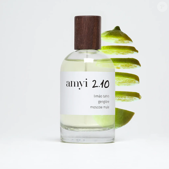 Inspirado na bebida Moscow Mule, o Amyi 2.10 foi criado pelo perfumista Samuel Moraes, que trabalhou o contraste entre a refrescância do limão tahiti e a intensidade cremosa do gengibre e do cardamomo na composição
