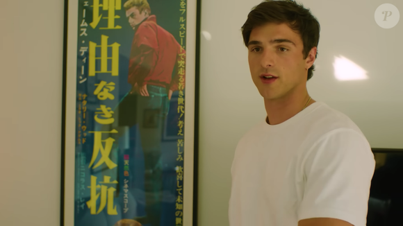 Sala de estar de Jacob Elordi é pequena, mas conta com um pôster japonês do filme 'Juventude Transviada'