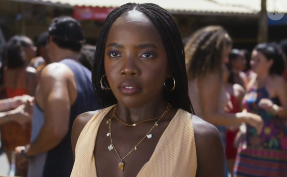 Leona (Clara Moneke) não gosta de ver Kami (Giovanna Lancellotti) se insinuando para Marlon (Humberto Morais)