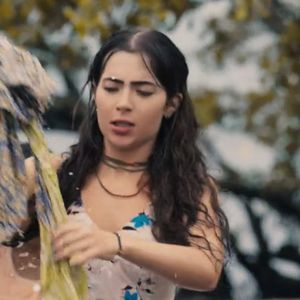 Uma das principais formas de evitar manchas causadas por transferência de cor é conferir as etiquetas das roupas antes de colocá-las juntas na máquina de lavar
