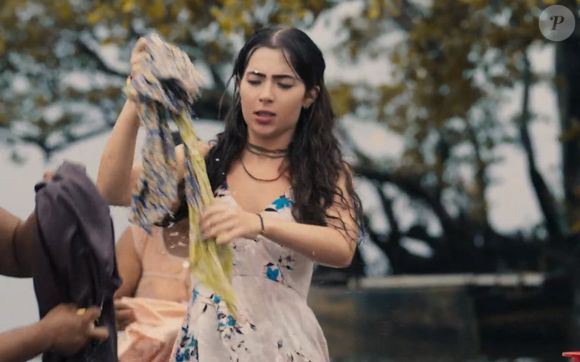 Uma das principais formas de evitar manchas causadas por transferência de cor é conferir as etiquetas das roupas antes de colocá-las juntas na máquina de lavar