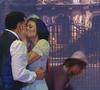 Beijo de novela! Vitória Strada e Vinícius selam o final da trama especial com um selinho durante a Festa da Líder.