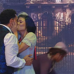 Beijo de novela!  Vitória Strada e Vinícius selam o final da trama especial com um selinho durante a Festa da Líder.