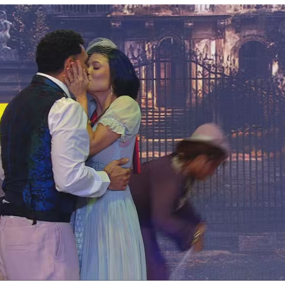 Beijo de novela!  Vitória Strada e Vinícius selam o final da trama especial com um selinho durante a Festa da Líder.