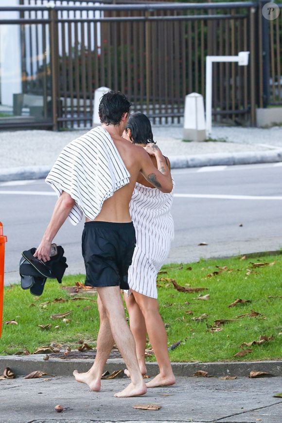 Shawn Mendes surge sem camisa e curte momento descontraído ao lado de Bruna Marquezine