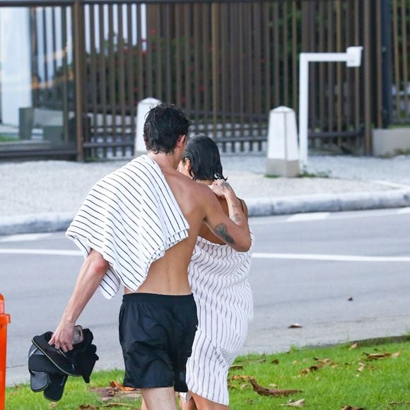 Shawn Mendes surge sem camisa e curte momento descontraído ao lado de Bruna Marquezine