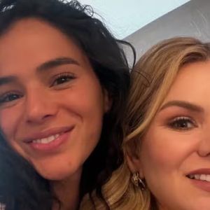 Chegada de Bruna Marquezine em Orlando também foi registrado pela designer de interiores Juliana Fernandes, que a encontrou no local.