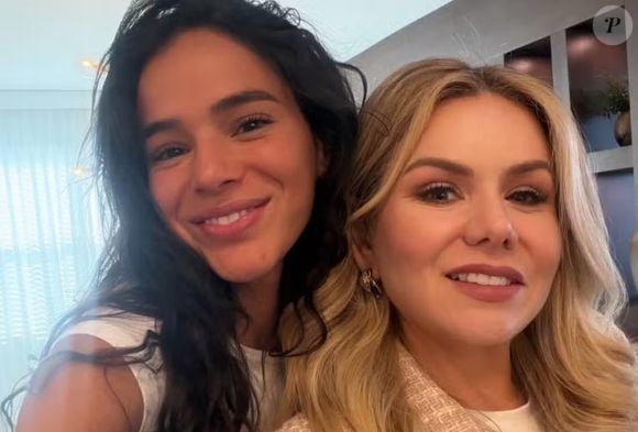 Chegada de Bruna Marquezine em Orlando também foi registrado pela designer de interiores Juliana Fernandes, que a encontrou no local.