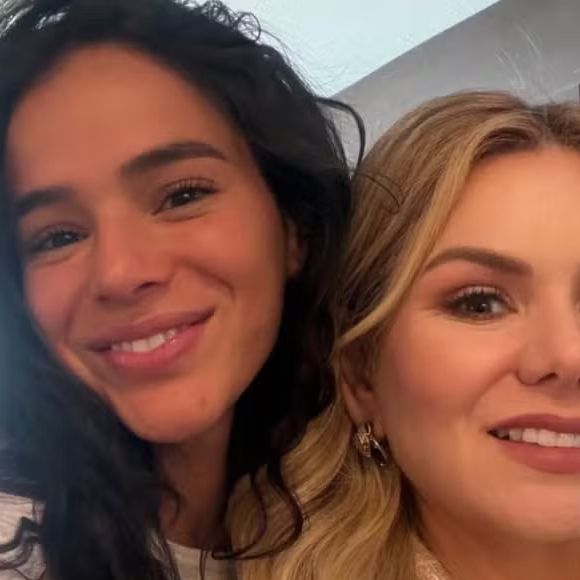 Chegada de Bruna Marquezine em Orlando também foi registrado pela designer de interiores Juliana Fernandes, que a encontrou no local.