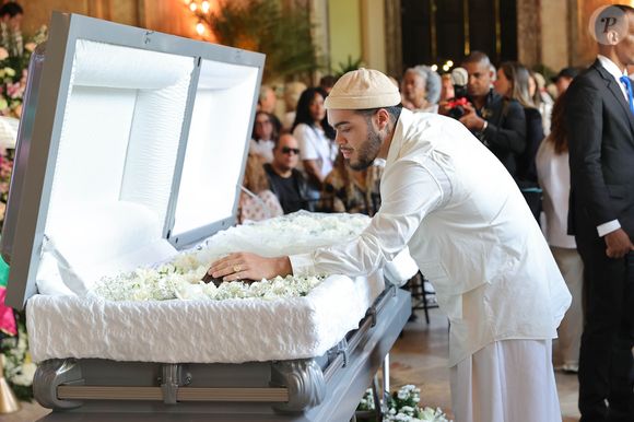 Francisco Gil diante do caixão de Preta Gil: a despedida emocionante comoveu os presentes no velório da cantora