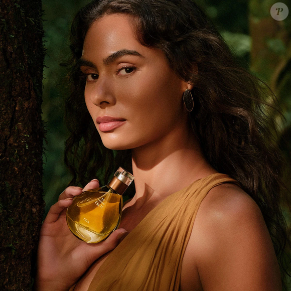 No Eau de Parfum Ekos Fava, a cremosidade da hidratação se une à alta perfumaria para criar um rastro denso, sofisticado, autoral e inesquecível, segundo a proposta apresentada pela Natura