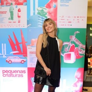 O look Louis Vuitton usado por Carolina Dieckmmann reforçou a elegância da atriz durante a pré-estreia de 'Pequenas Criaturas'