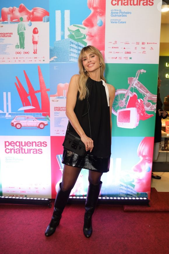 O look Louis Vuitton usado por Carolina Dieckmmann reforçou a elegância da atriz durante a pré-estreia de 'Pequenas Criaturas'