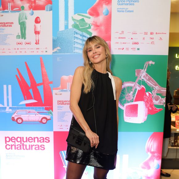 O look Louis Vuitton usado por Carolina Dieckmmann reforçou a elegância da atriz durante a pré-estreia de 'Pequenas Criaturas'
