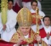 Predecessores de Francisco usavam trajes litúrgicos ricos em bordados e dourados como a idumentária utilizada por Bento XVI