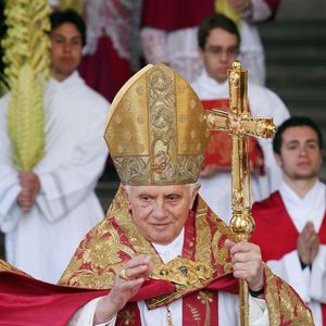 Predecessores de Francisco usavam trajes litúrgicos ricos em bordados e dourados como a idumentária utilizada por Bento XVI