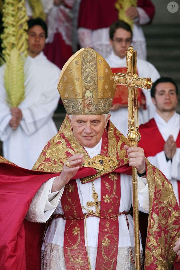 Predecessores de Francisco usavam trajes litúrgicos ricos em bordados e dourados como a idumentária utilizada por Bento XVI