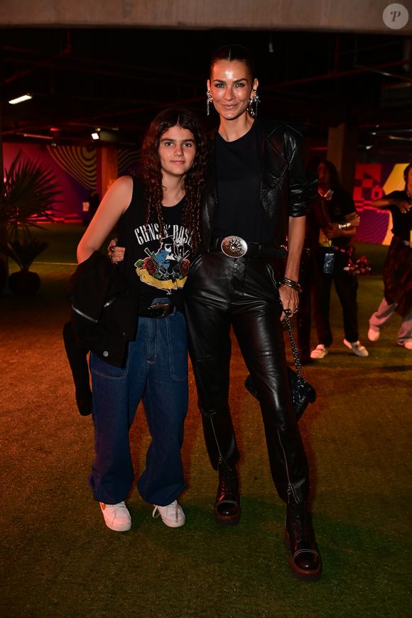 Fernanda Motta, também com um look all black levou a filha ao Lollapalooza 2026