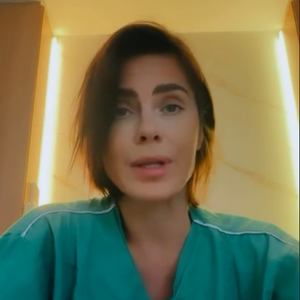 Após receber alta hospitalar, Carolina Dieckmmann usou as redes sociais para conscientizar os seguidores sobre a importância de ouvir os sinais do corpo. De acordo com a atriz, uma infecção urinária sem sintomas evoluiu e atingiu seu rim esquerdo