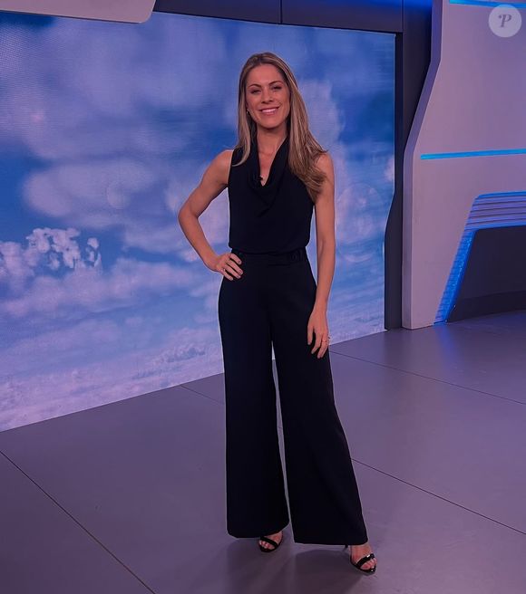 Para apresentar o 'Jornal Hoje', Jacqueline Brazil, jornalista da Globo, usou calça preta com barra larga e blusa preta sem mangas com decote V.