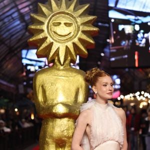 Marina Ruy Barbosa escolheu um vestido de festa off-white para o tapete vermelho do Festival de Gramado nesta sexta-feira (14)