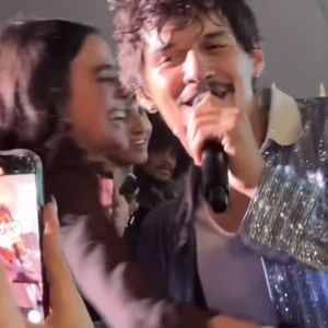 Omar Apollo chegou a abraçar Bruna Marquezine durante seu show no Lollapalooza 2024