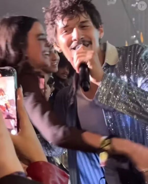 Omar Apollo chegou a abraçar Bruna Marquezine durante seu show no Lollapalooza 2024