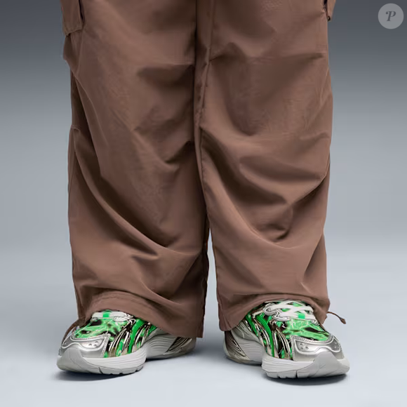 Com bico arredondado, calcanhar plano e fechamento por cadarços, o Inverse PUMA x RIPNDIP combina características tradicionais com uma estética inspirada no universo Y2K