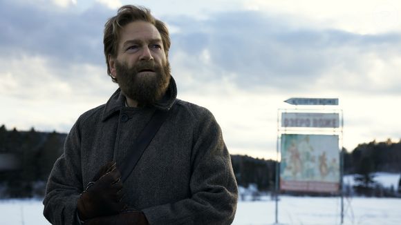 Além da atmosfera retrô, 'Mayday' traz referências aos clássicos do cinema de espionagem, enquanto combina ação, espionagem e comédia em sua trama