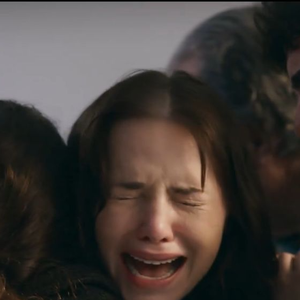A personagem Adriana, vivida por Letícia Colin em Quem Ama Cuida, descobriu a morte do marido em cena que viralizou nas redes sociais