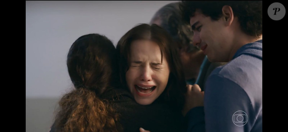 A personagem Adriana, vivida por Letícia Colin em Quem Ama Cuida, descobriu a morte do marido em cena que viralizou nas redes sociais