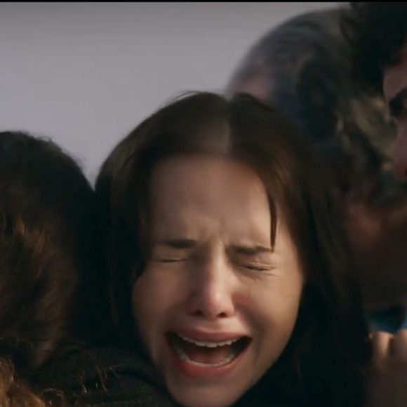 A personagem Adriana, vivida por Letícia Colin em Quem Ama Cuida, descobriu a morte do marido em cena que viralizou nas redes sociais