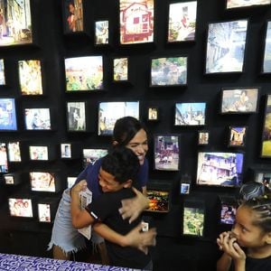 Em uma comemoração diferente, Bruna Marquezine celebrou os 31 anos cercada por crianças da Casa Amarela Providência, no Morro da Providência. A atriz explicou que desejava transformar o aniversário em uma oportunidade de apoiar um projeto social e conhecer de perto o trabalho desenvolvido pela instituição